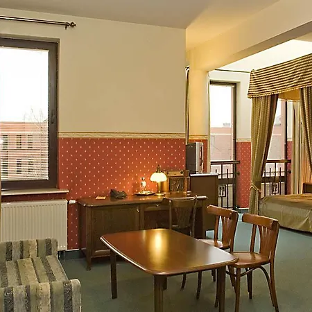 מלון Fort Hotel 3*